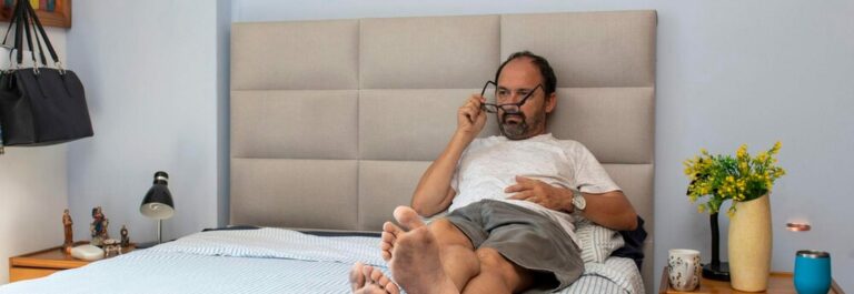 Personne de forte corpulence choisissant un matelas ferme et épais pour un soutien optimal
