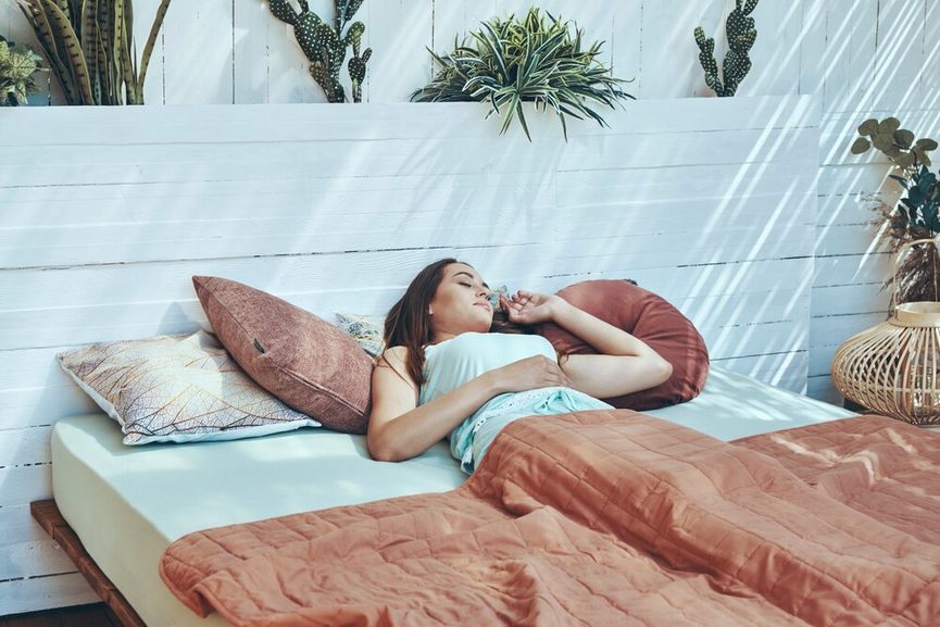 Chambre fraîche avec matelas thermorégulant pour bien dormir l'été