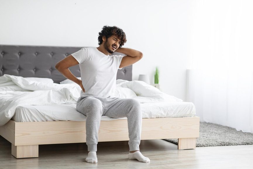 Personne allongée sur un matelas illustrant le soutien du dos pendant le sommeil