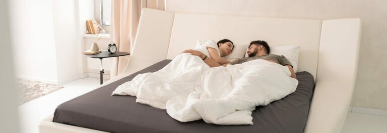 Matelas trop chaud la nuit : couple dormant dans une chambre fraîche