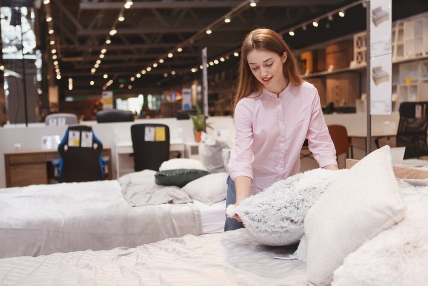Matelas neuf en chambre, illustration du budget matelas