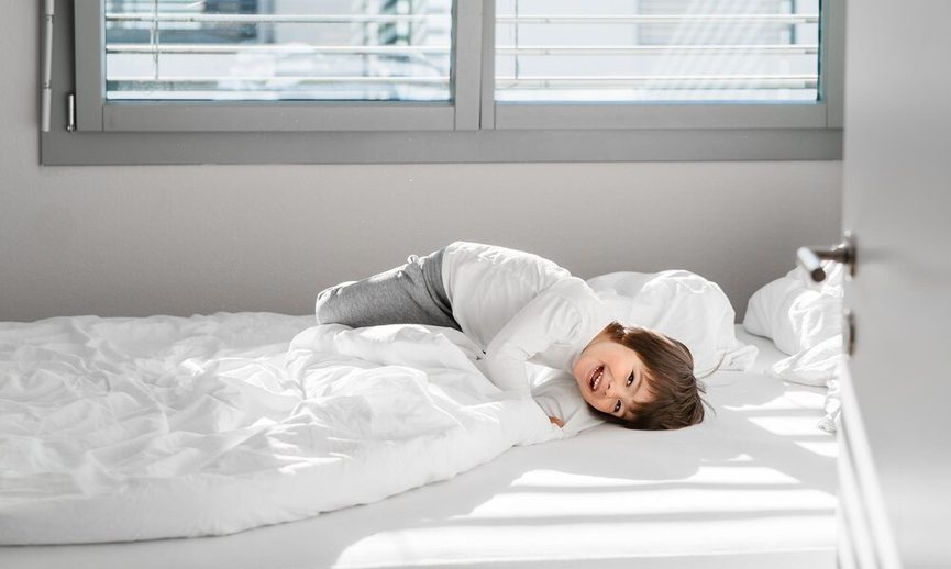 Personne dormant confortablement sur un nouveau matelas