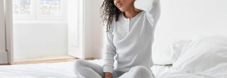 Personne souffrant de scoliose sur un matelas adapté