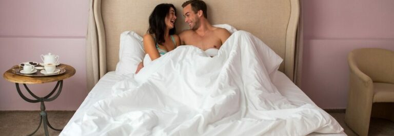 Couple dormant confortablement dans un grand lit 160x200