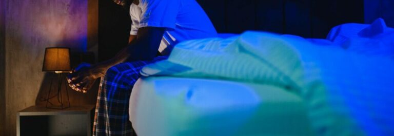 Illustration d'un dormeur changeant de position sur un matelas confortable